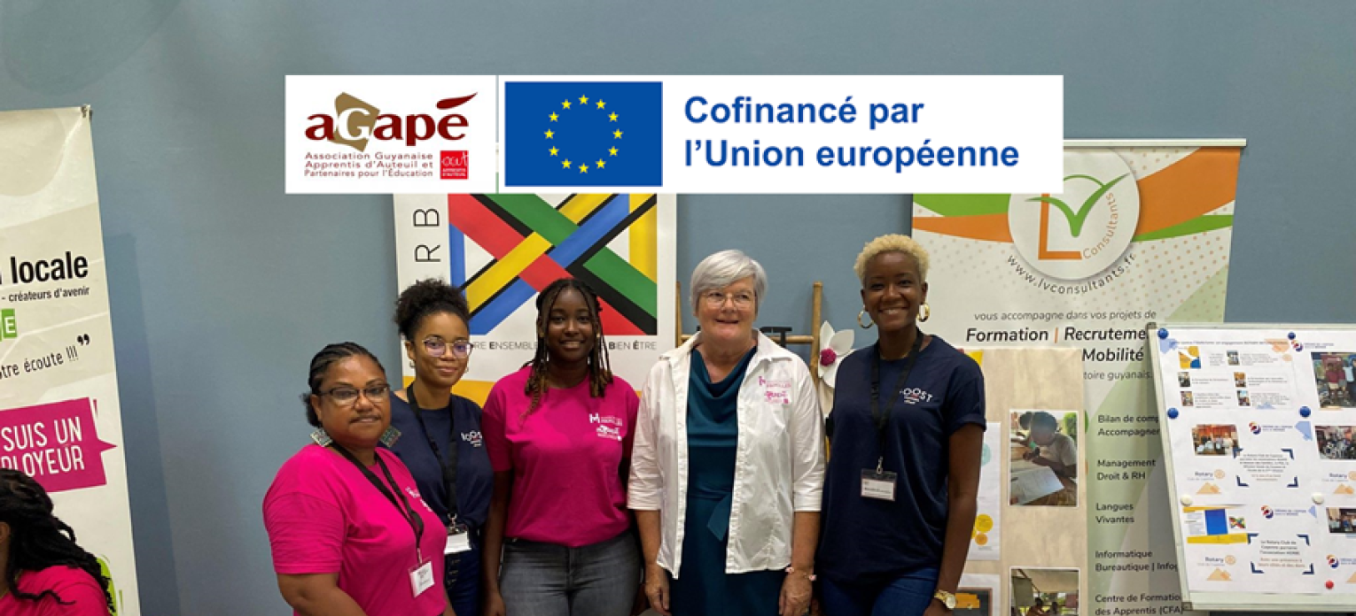 5 personnes dans les locaux d'Agape